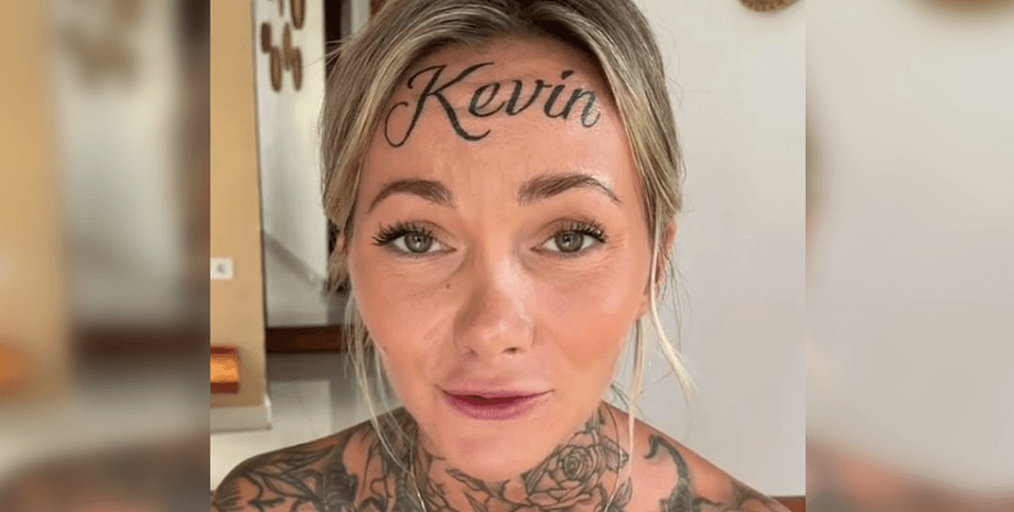 Блогерка Ана Стансковскі, татуювання на лобі,