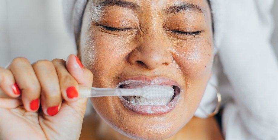 чистка зубов, зубная паста, зубная щетка, женщина, фото