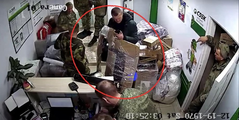 Сергей Колоцей в отделении почты, где он отправлял крышку багажника в РФ