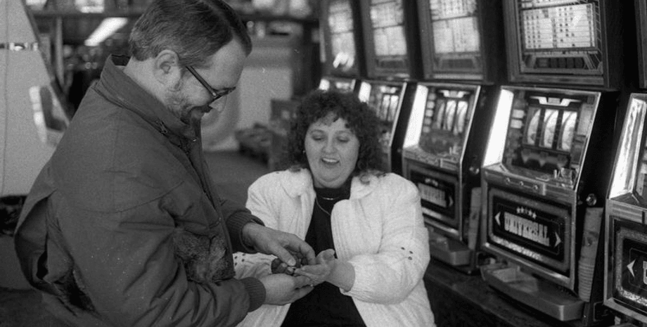 Победительница лотереи, азартные игры, казино, автоматы, лотерея, приз, джекпот, сорвала джекпот, проиграла деньги,