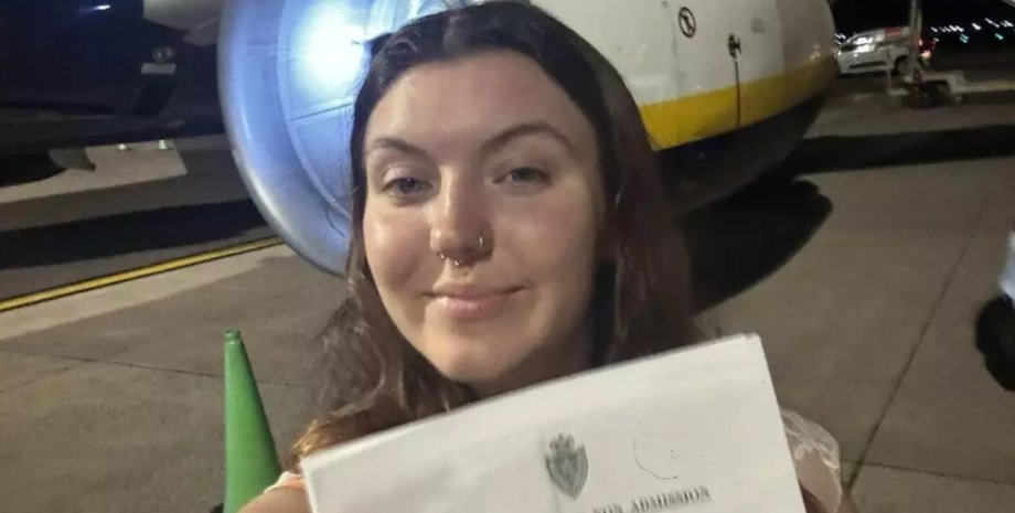 Ребекка МакКарри у самолета Ryanair с бумагами после отказа во въезде в Марракеш