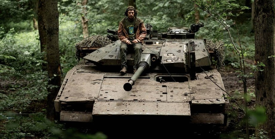 Военный сил обороны Украины на танке