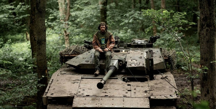 ВСУ Танк ВСУ и военнослужащий Сил Украины