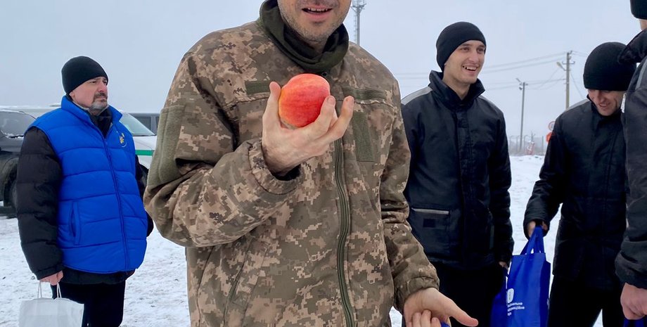 максим колесников, колесников военный, военный с яблоком