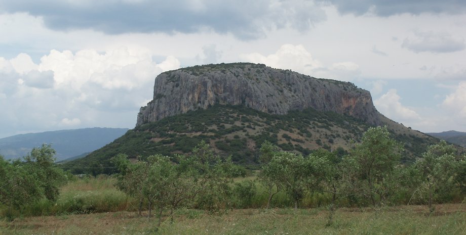 Пещера Теопетра, археологический памятник, доисторическая Греция, средний палеолит, эпоха неолита, древние занятия человека, известняковый холм, климатические колебания, каменная стена, следы неандертальцев, археологические раскопки, история