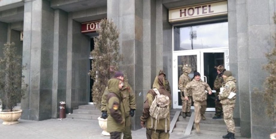 Активисты РПС возле отеля "Казацкий" в Киеве / Фото: отель "Казацкий