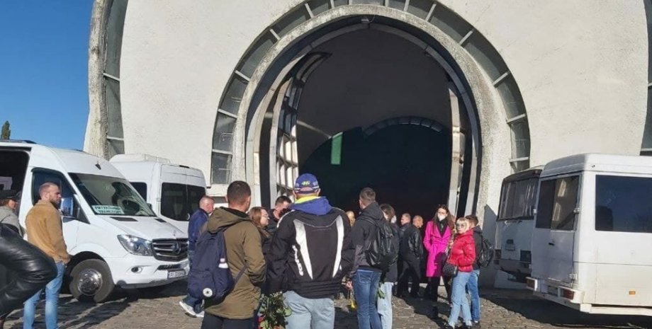 Під крематорієм Києва вишикувалася велика черга з катафалків