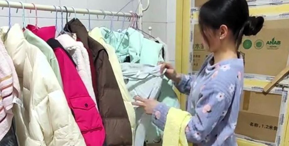 Девушка решила поселиться в уборной на своей работе, чтобы не платить за дорогую аренду, как она там живет