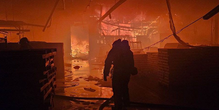 львів, обстріл львова, гсчс, рятувальники, пожежа, приліт, місце удару, війна в Україні