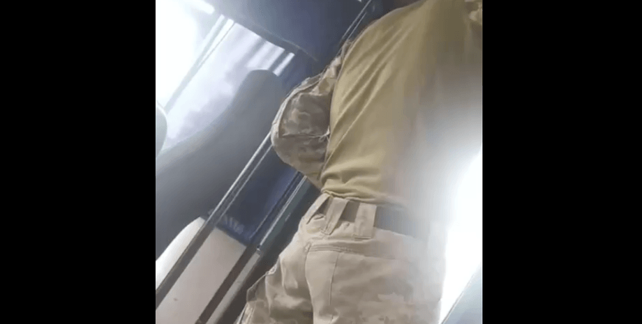 Мужчина в военной форме в маршрутке