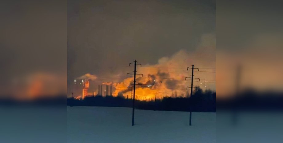 пожежа після прильотів по ПАТ Дорогобуж Смоленська область РФ 25 лютого