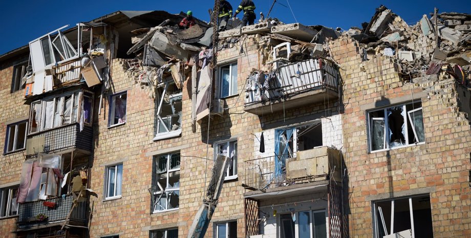 У Дарницькому районі Києва продовжуються роботи з розбору завалів після атаки