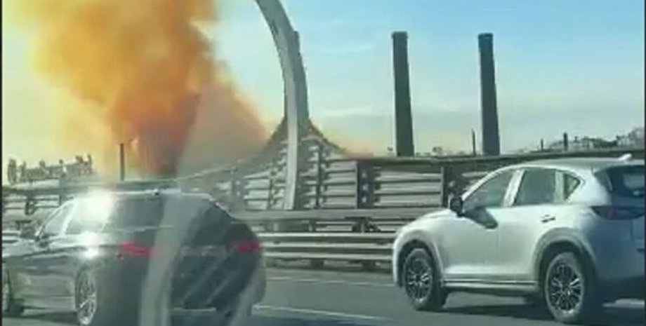 Над заводом у Петербурзі піднімається рудий дим