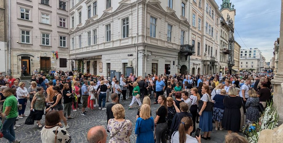 Мешканці Львова приносили квіти та лампадки на місце, де стріляли в Ірину Фаріон