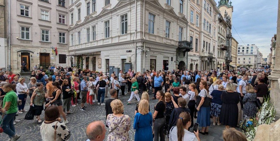 Жители Львова приносилои цветы и лампадки на место, где стреляли в Ирину Фарион