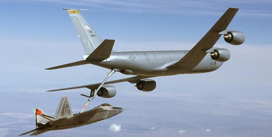 Разбился самолет-заправщик KC-135 США потеряли самолет