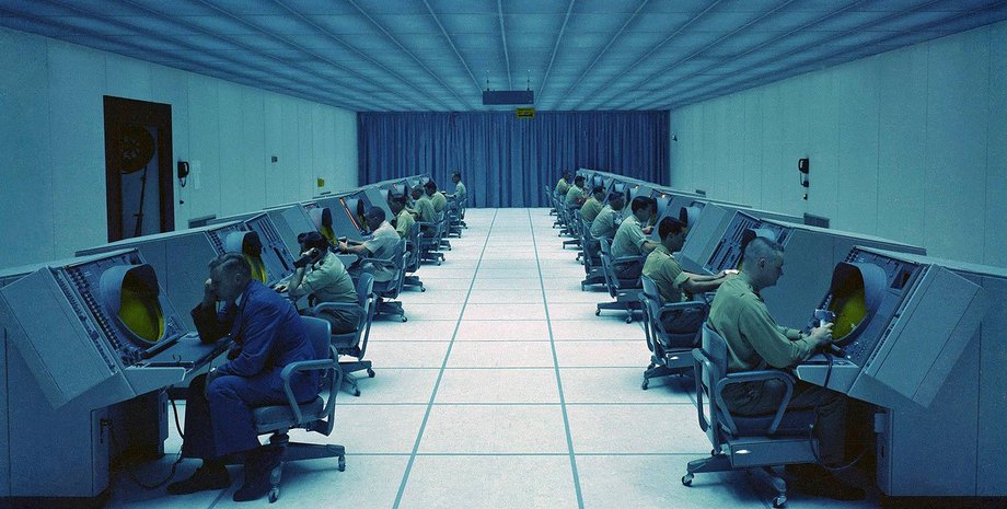 операторы в центре управления за приборами