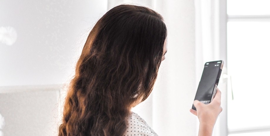 человек с телефоном продажи смартфонов хитрости маркетинг