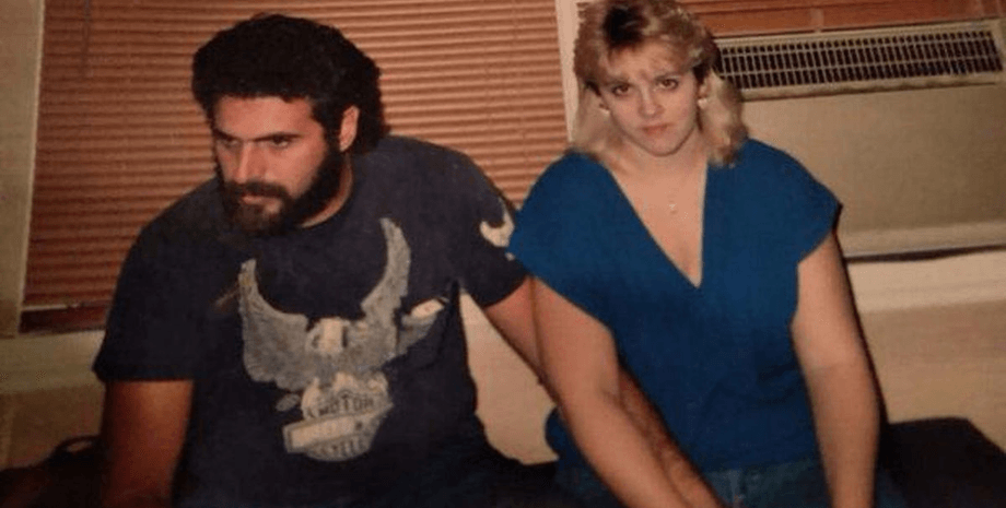 Жінка помітила привид чоловіка, чоловік і дружина, покійний чоловік, сімейне фото, дружина побачила привид чоловіка, таємнича фігура