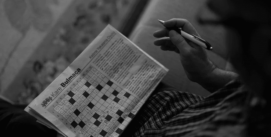 Кросворд, одержимість кросвордами, дружина розгадує кросворди, головоломки, забула про чоловіка і дітей, проблеми в сім'ї, кросворд у газеті