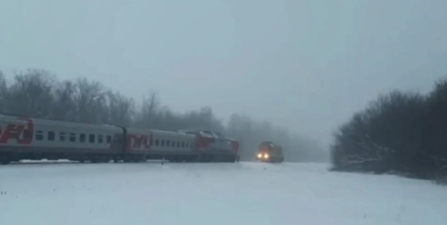 Пасажирський потяг і маневровий локомотив, РФ аварія, поїзд РЖД, поїзд аварія РФ, поїзд зіткнення РФ