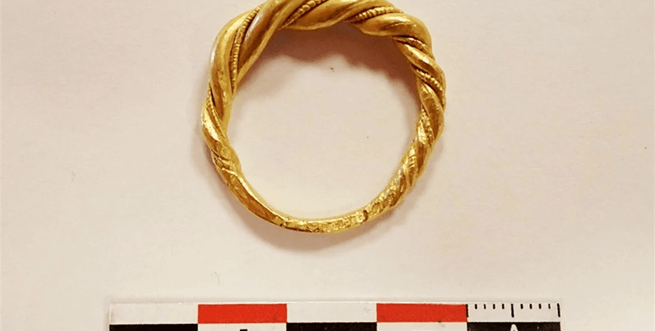 золоте кільце, стіл, фото