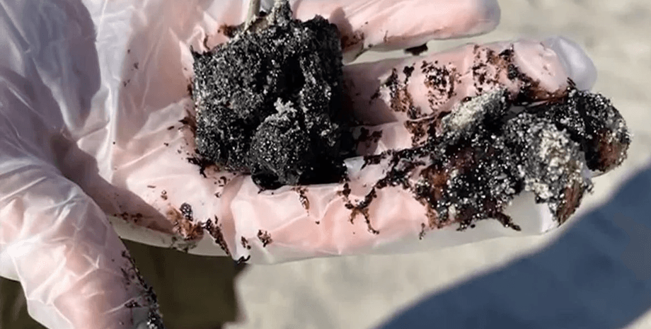 Смоляні кульки на пляжі в США, пляжі в США, узбережжя, загадкові кульки, смола, нафта, розлив нафти, нафта з дна океану