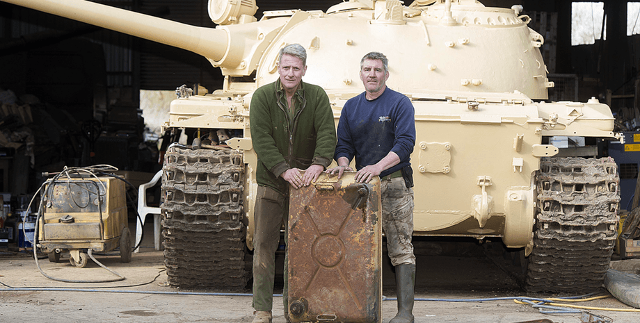 Мужчина из Великобритании купил русский старый танк и нашел золотые слитки в топливном баке