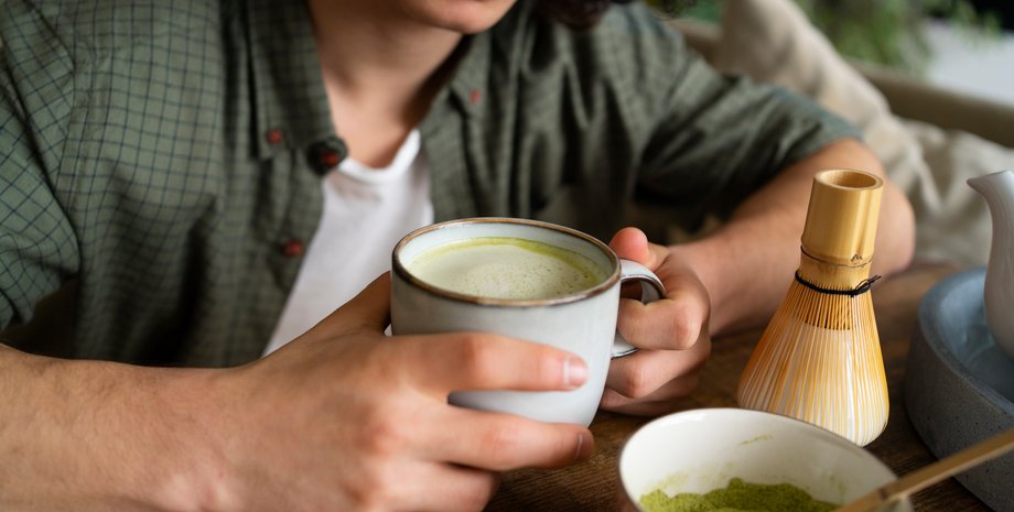 Девушка пьет матча