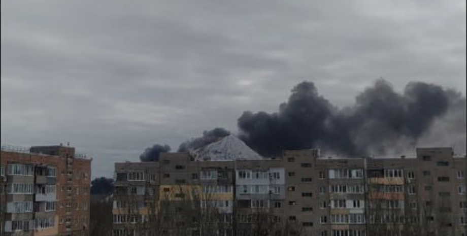 взрыв в Макеевке, пожар в районе нефтебазы, пылает нефтебаза в Макеевке