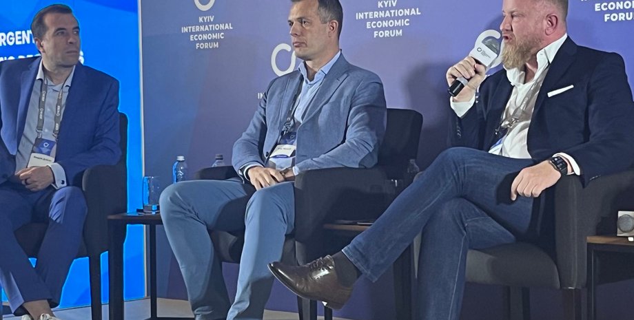 Руслан Шостак (с микрофоном) на Международном экономическом форуме в Киеве