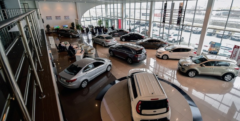 Продаж автомобілів в Росії падає вже п'ять місяців поспіль. Експерти ринку прогн...