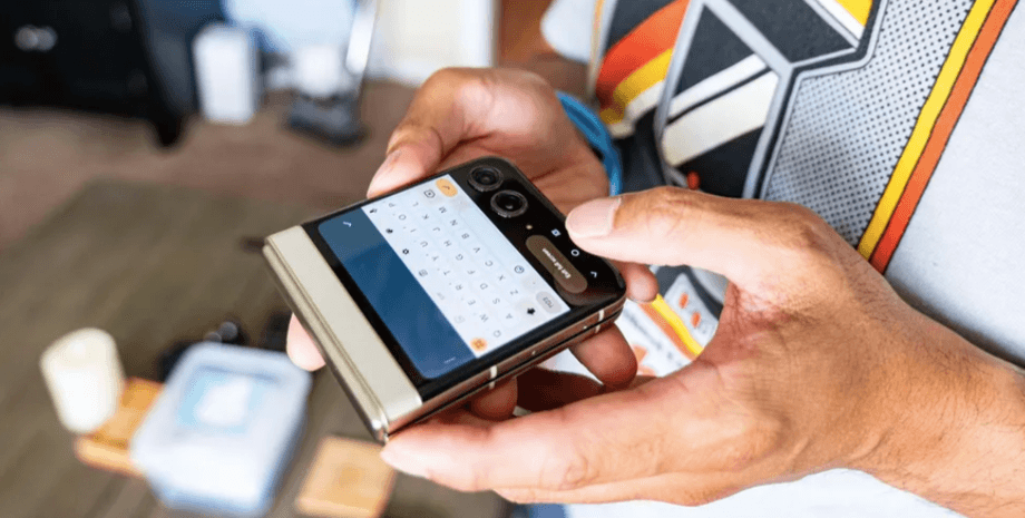 Motorola Razr+ (2024) в руках