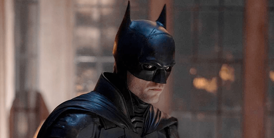 Кадр чоловіка в масці та костюмі Бетмена