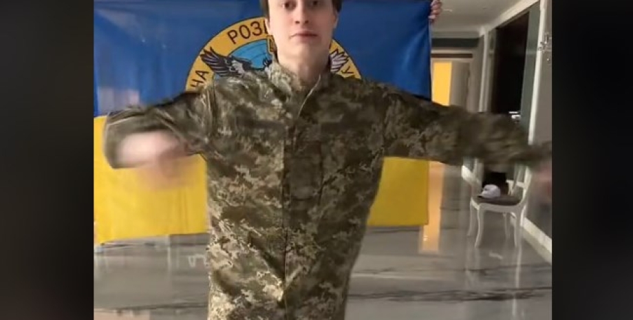 Der Blogger tanzte in Form der Streitkräfte der Ukraine. Das Video hat eine nega...