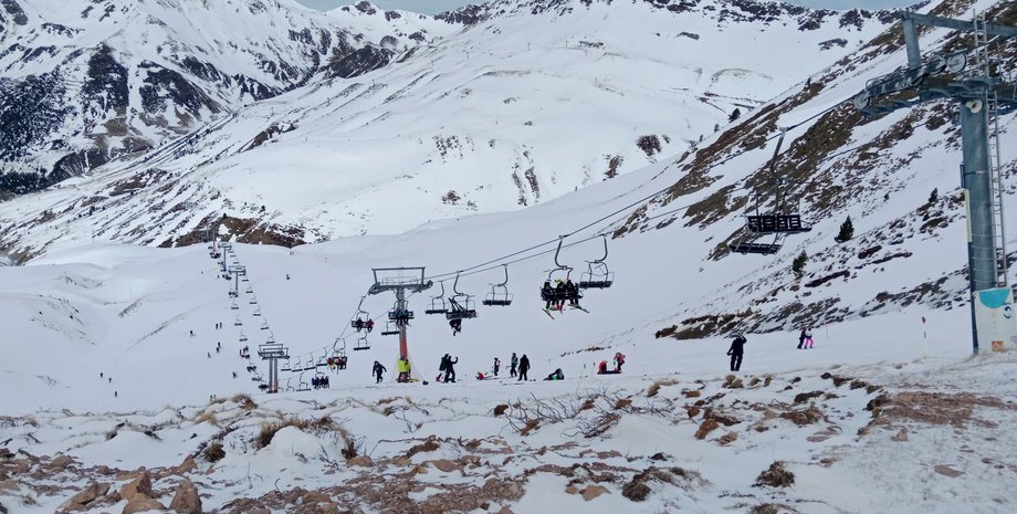 горнолыжный курорт, в Испании упал подъемник