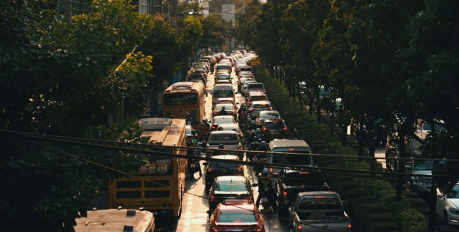 Чоловік понад десять років блокує рух у британському місті і ніхто не знає чому