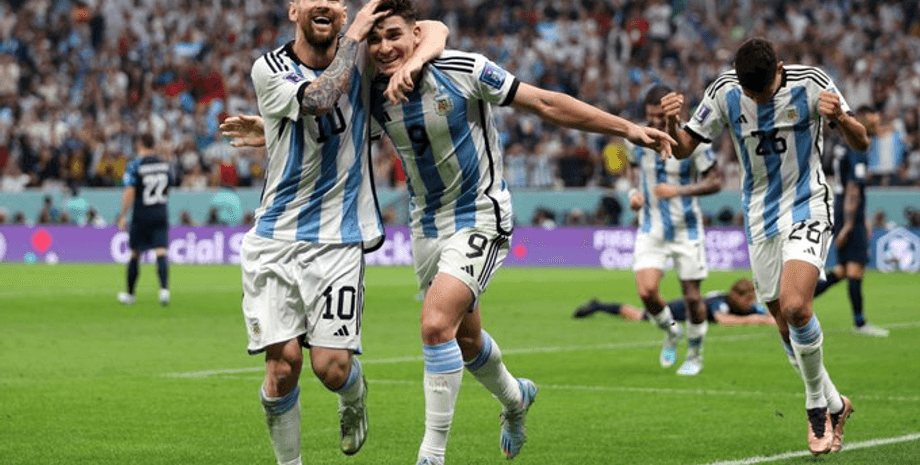 Месси поздравляет Хулена Альвареса