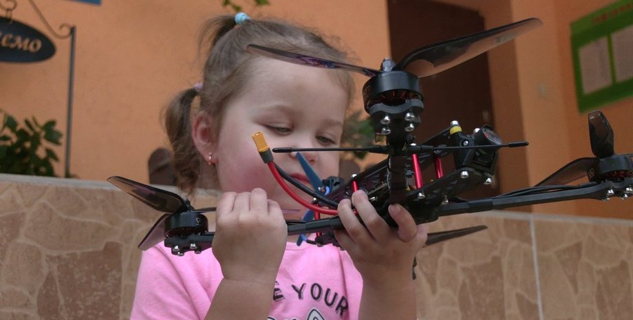 Аделина Микитюк, трехлетний ребенок, война РФ против Украины, дрон, помощь ВСУ, война в Украине, благотворительная инициатива