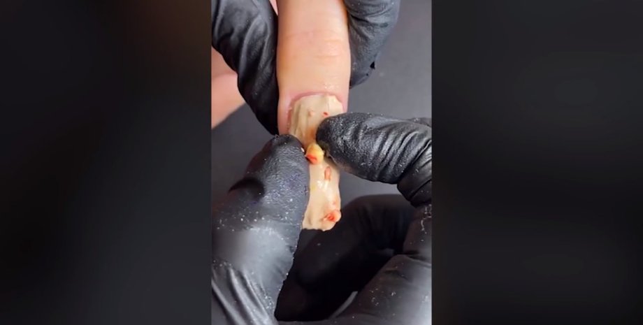 Дивний манікюр, манікюр, штучний гній, нігті, пальці, рука, салон, манікюрний салон,