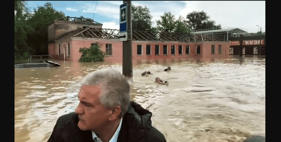 потоп в керчи, улица, люди плывут, фото