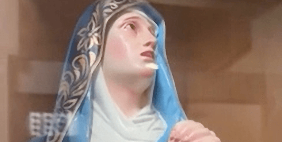 Статуя Девы Марии, статуя Девы Марии "проливает слезы", статуя начала плакать, рост насилие, статуя в церкви, Богородица, обеспечит мир