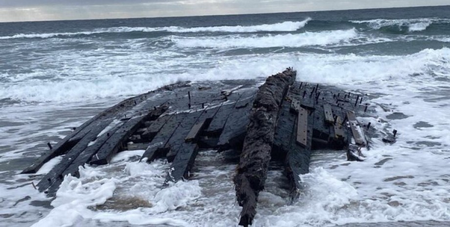Часть затонувшего корабля у побережья Часть затонувшего корабля у побережья