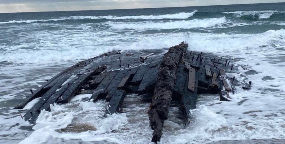 Часть затонувшего корабля у побережья