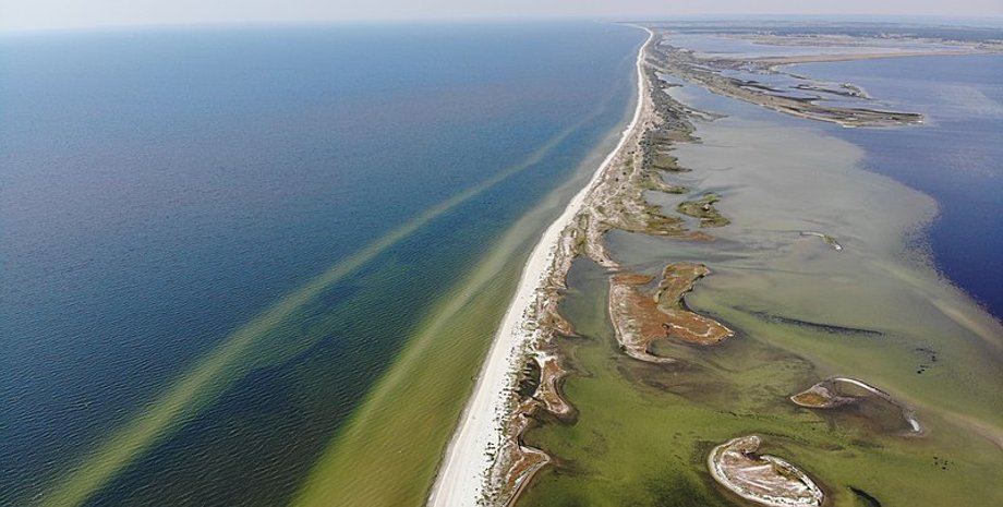 Кинбурнская коса Российские оккупанты уничтожили Кинбурнскую косу в Николаевской области