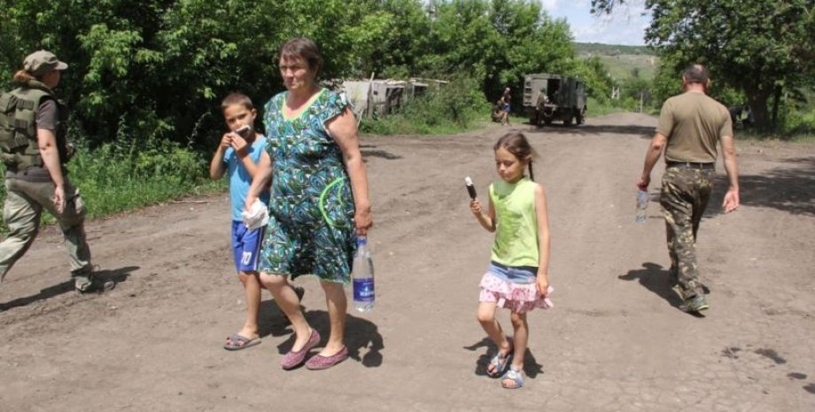 Мирные жители Донбасса / Фото: Пресс-центр штаба АТО