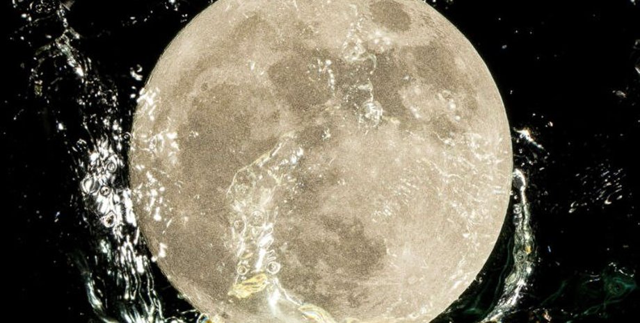 Луна, Земля, вода, магнитосфера