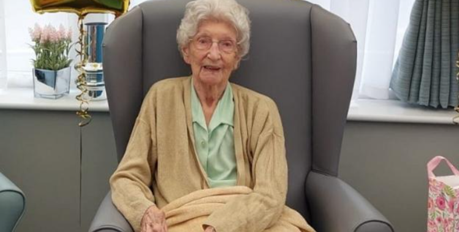 Женщина, которая дожила до 104 лет, рассказала, что выпивает бокал вино или джина каждый вечер, секреты счастливой жизни