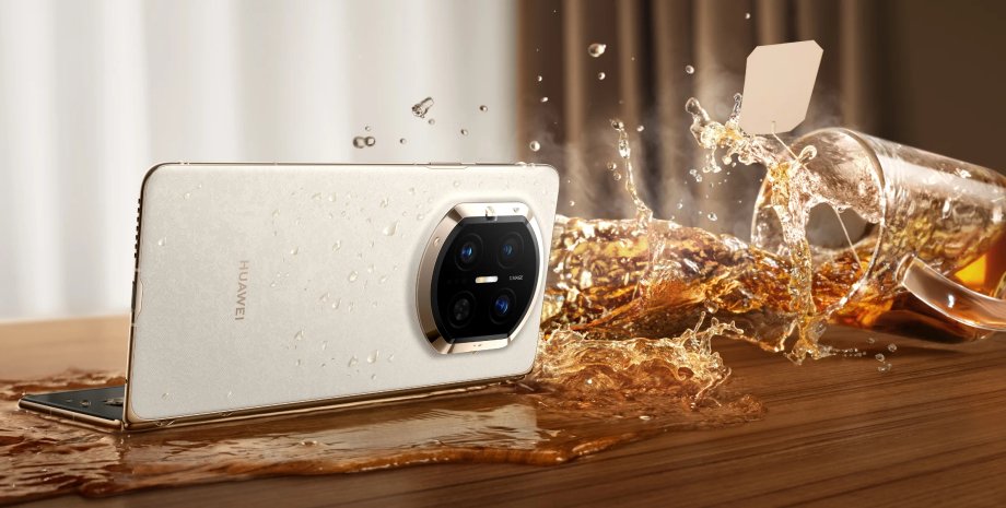 Cкладной смартфон Huawei Mate X7 на столе