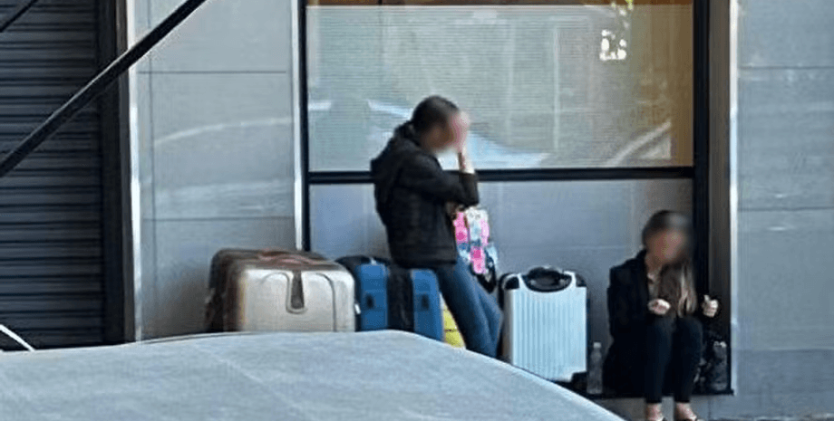 Мати і дочка живуть у McDonald's, вигнали з дому, з валізами на вулиці, живуть у ресторані, сплять на вулиці